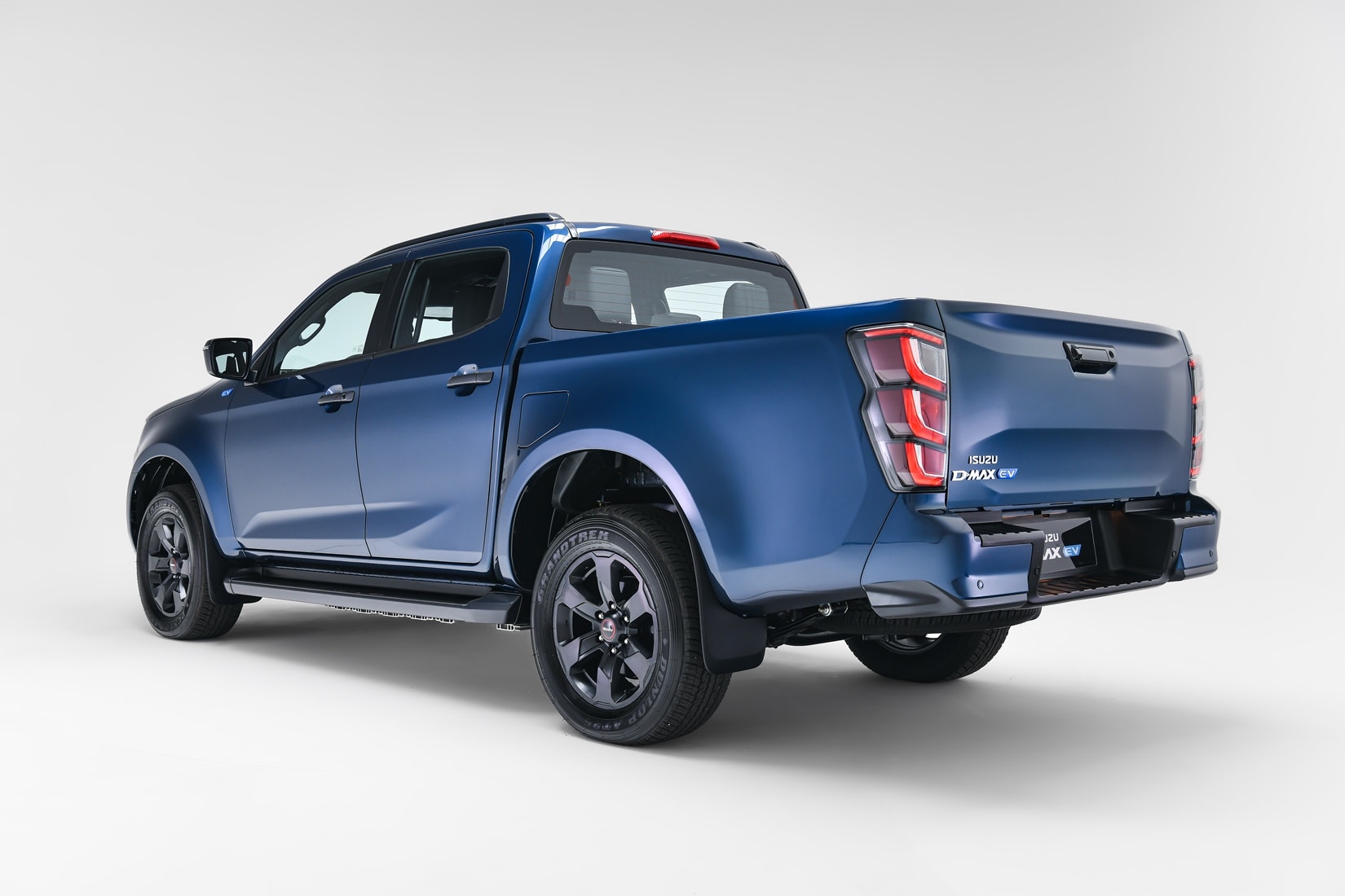 2026-isuzu-d-max-ev-debuts-with-dual-motor-powertrain_4.jpg