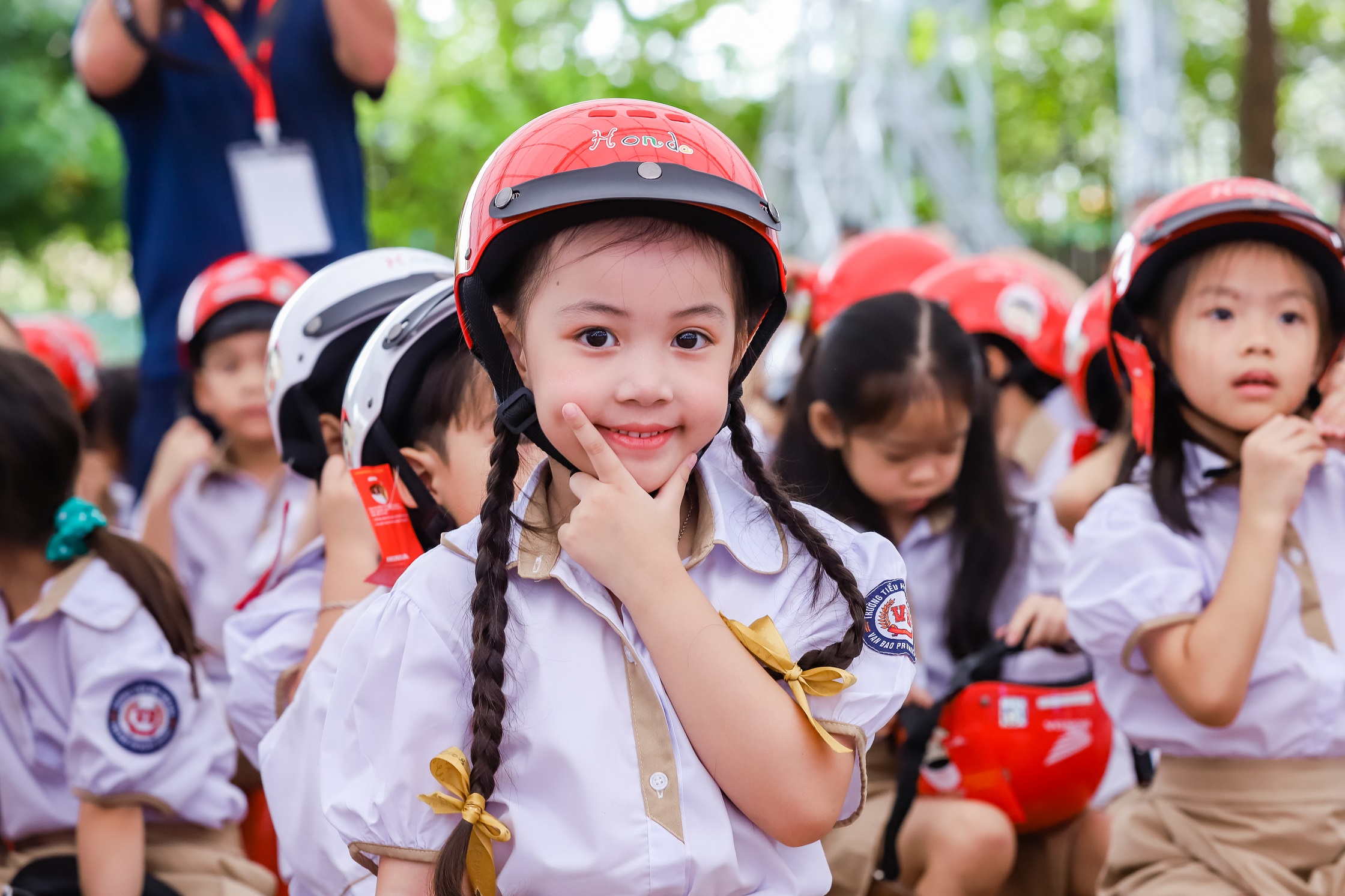 6. Trao tặng mũ bảo hiểm cho học sinh lớp Một trên toàn quốc năm học 2024 – 2025.JPG