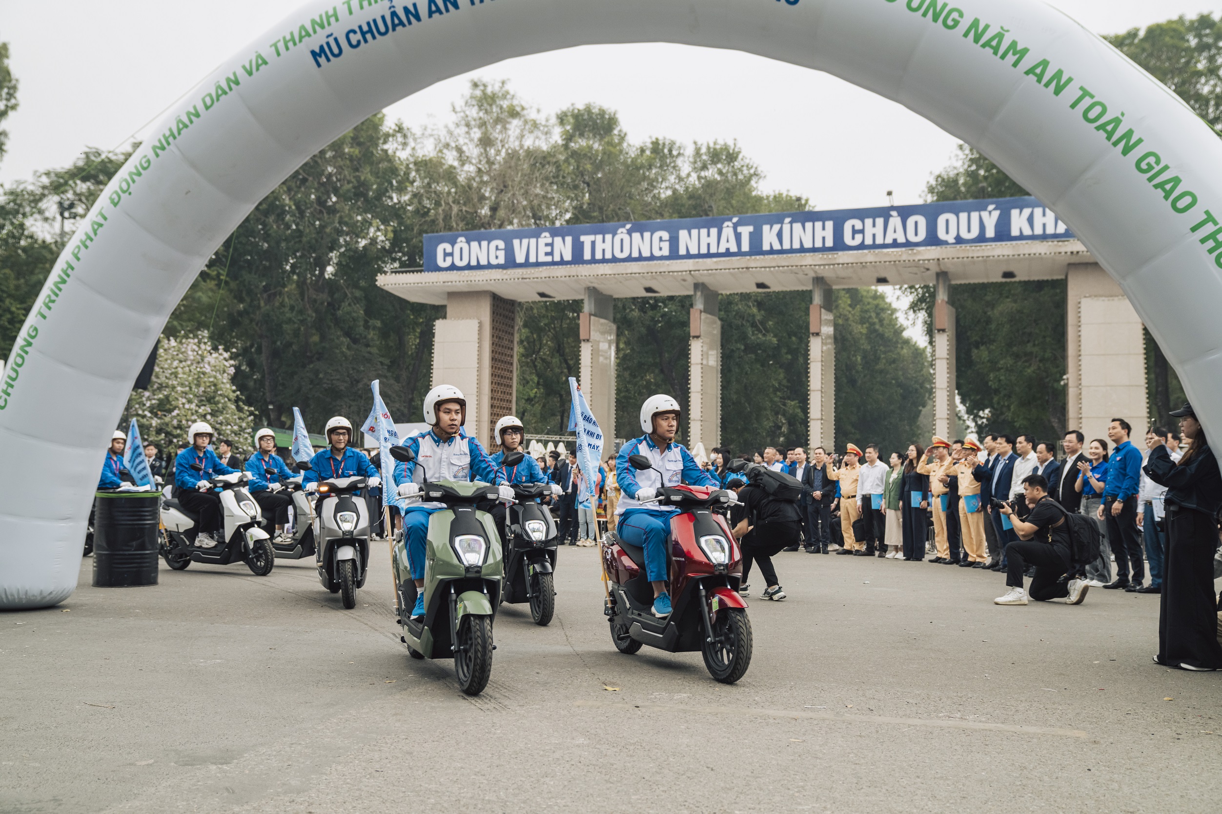 Chương trình phát động nhân dân đội mũ bảo hiểm đạt Quy chuẩn kỹ thuật Quốc gia với thông điệp...JPG