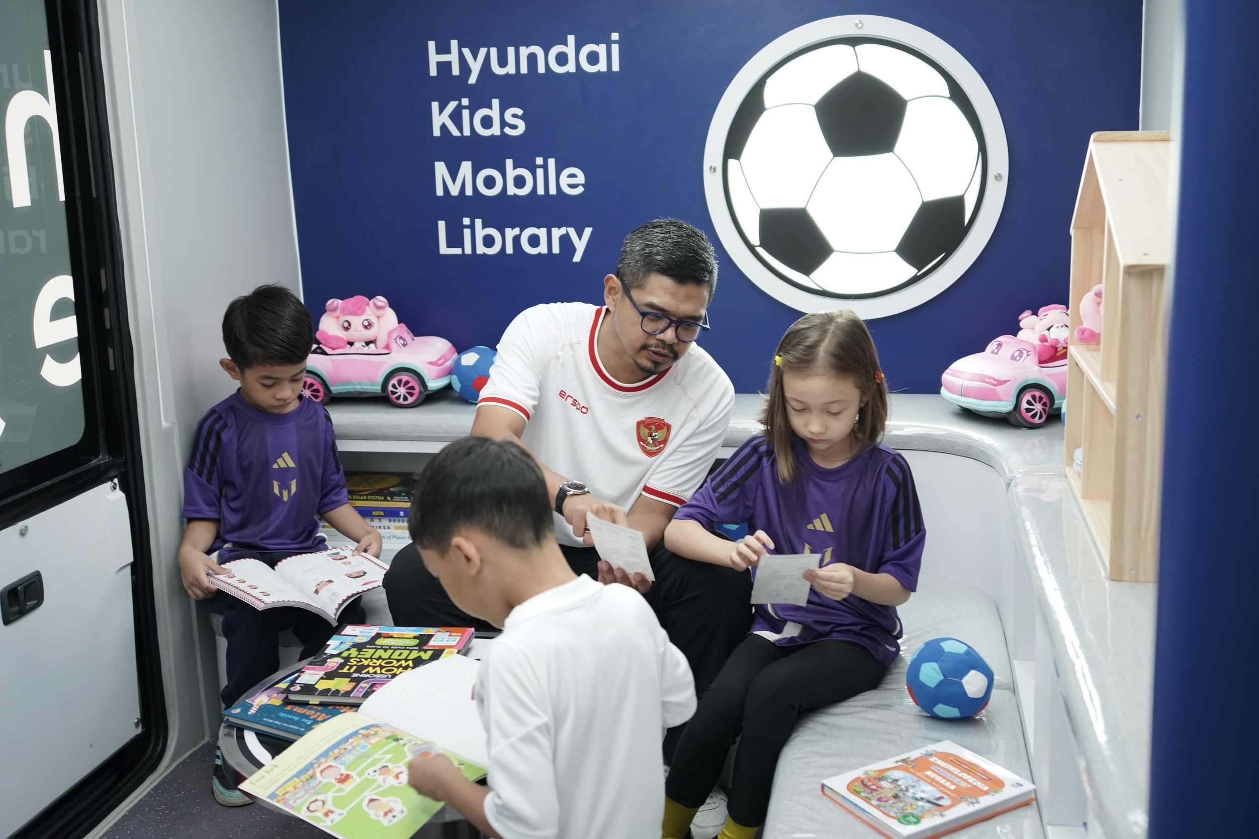 Cựu cầu thủ bóng đá Indonesia Bambang Pamungkas cùng các em nhỏ bên trong Thư viẹ...jpg