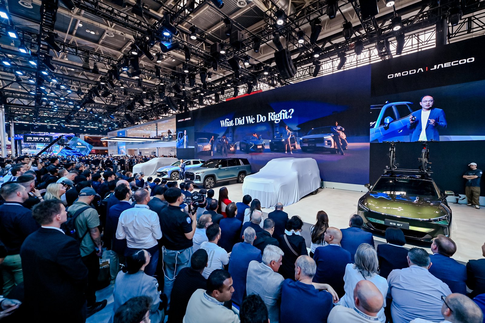 Gian hàng Omoda & Jaecoo thu hút sự quan tâm của hàng nghìn khách hàng và phóng vi...jpg