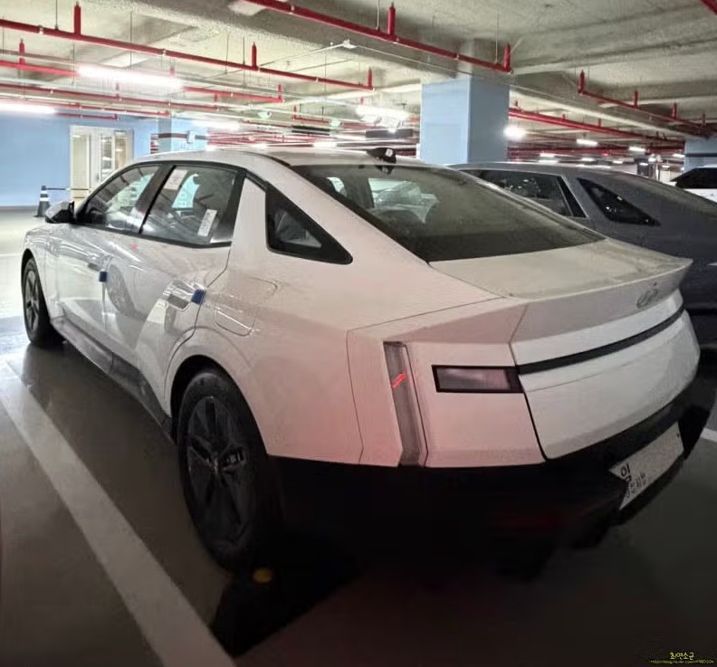 hyundai-elantra-base-2.jpg