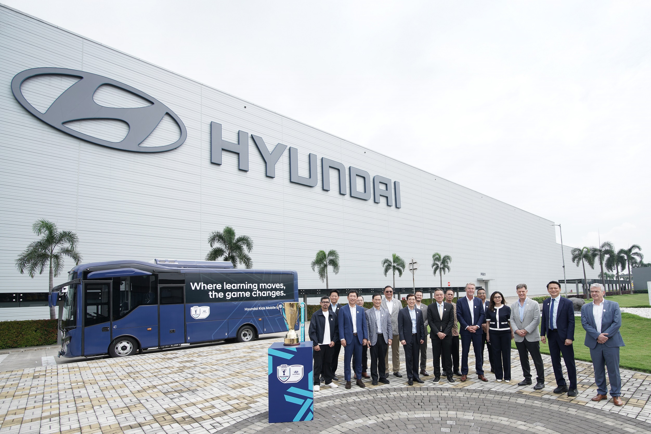 Hyundai Motor và đại diện AFF tại Lễ Ký Kết Giải Đấu ASEAN Hyundai Cup.jpg