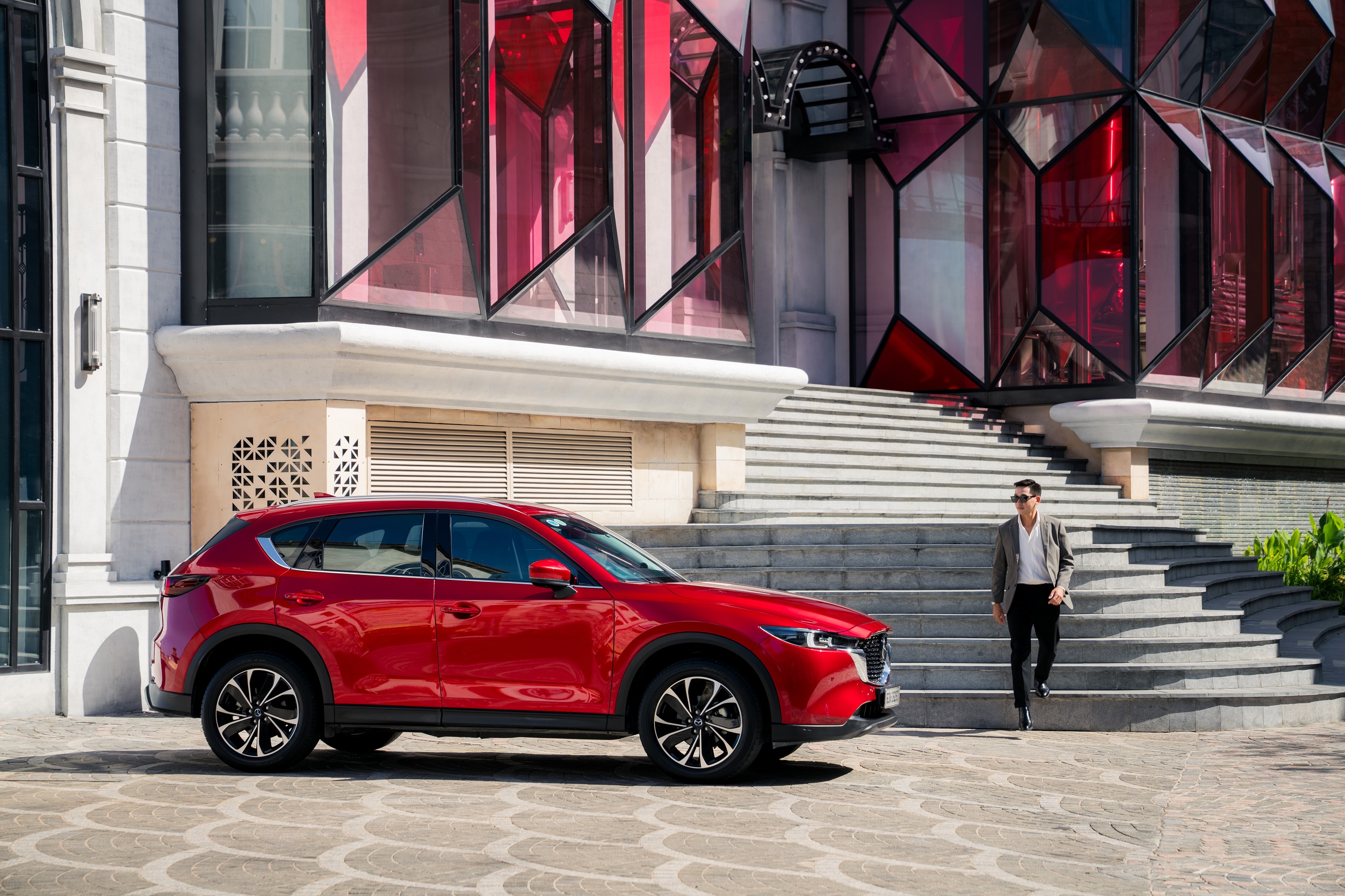 Khách hàng mua xe Mazda CX-5 nhận ưu đãi hấp dẫn trong tháng 4_2025.jpg