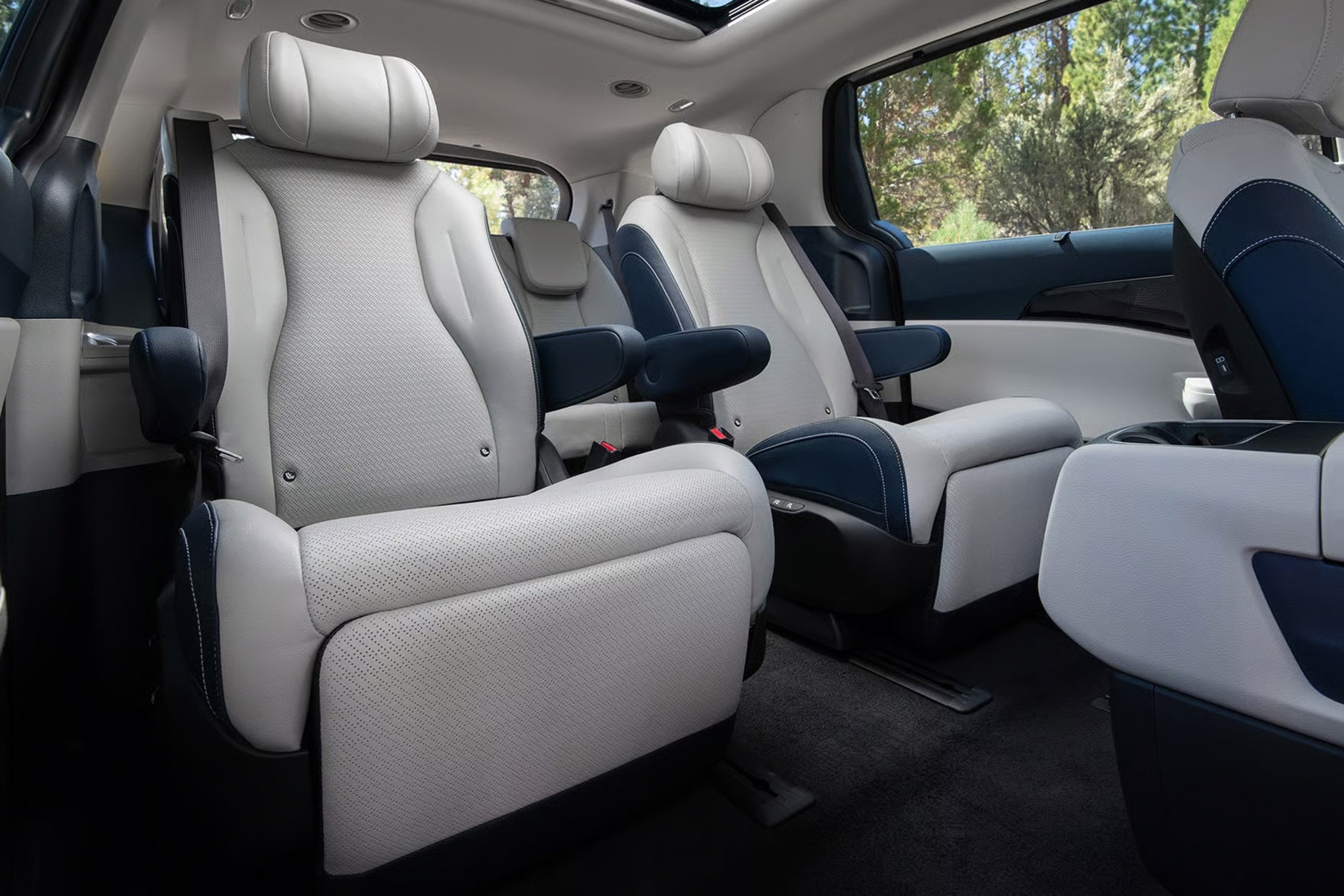 KIA Carnival Hybrid 4.jpg