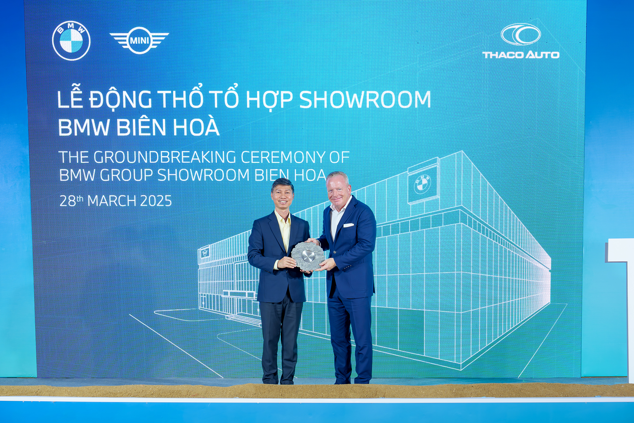 Lãnh đạo THACO AUTO trao quà lưu niệm cho Ông Jean-Philippe Parain – Phó Chủ tịch ca...jpg