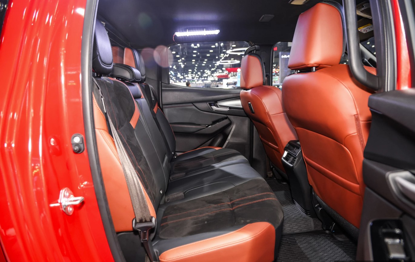 Mazda BT-50 2025 7.jpg