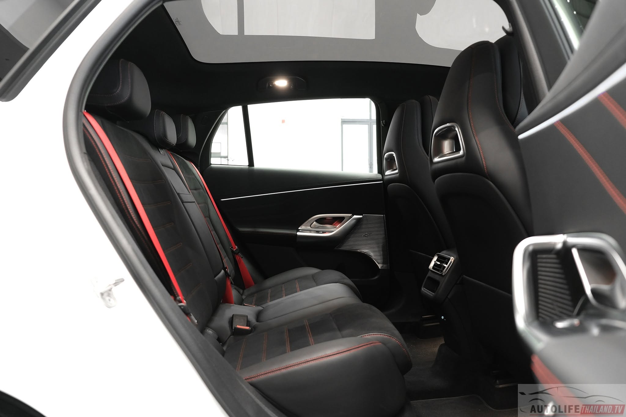 Mercedes-Benz GLC 300 -16.jpg