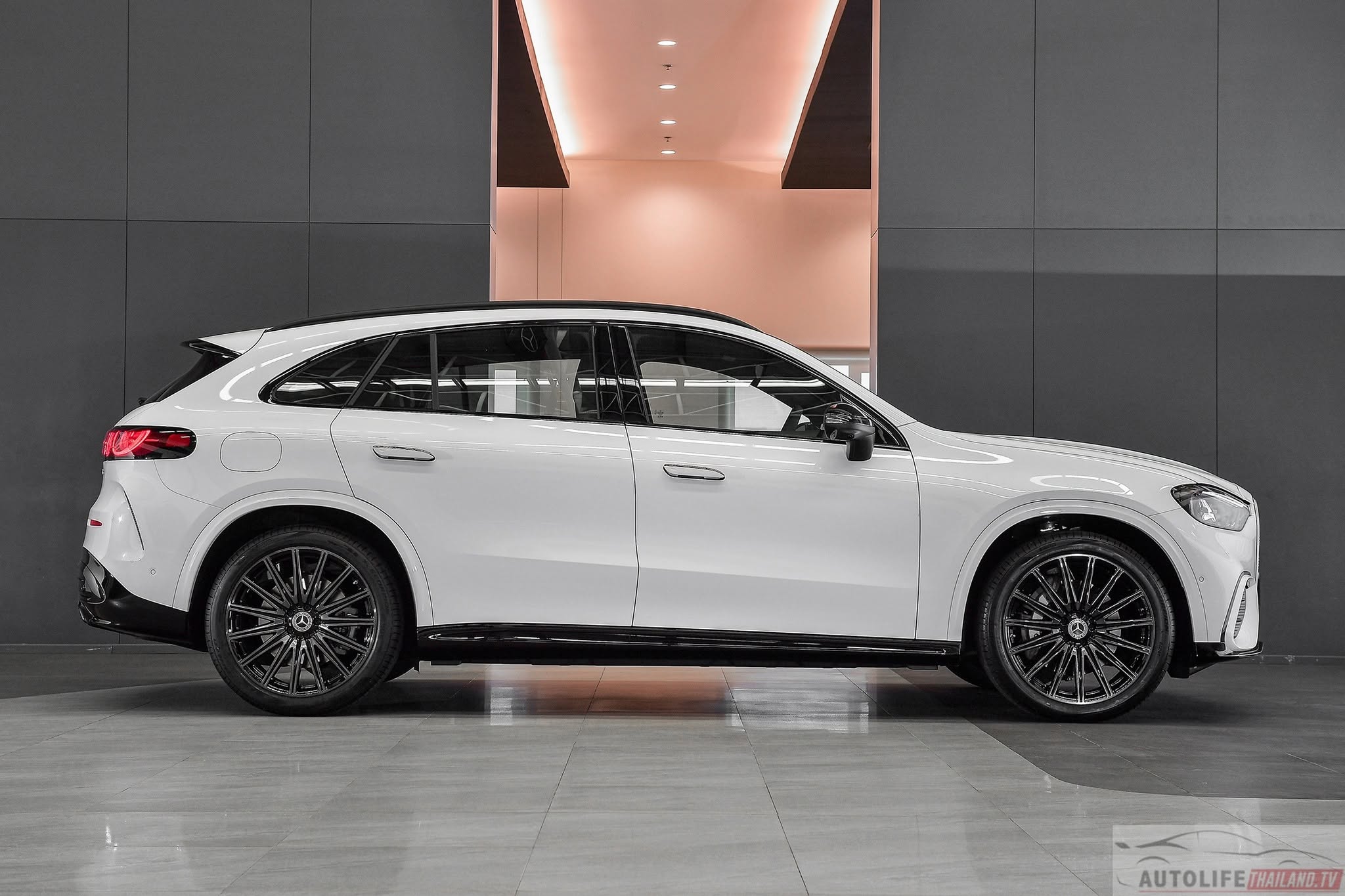 Mercedes-Benz GLC 300 -6.jpg