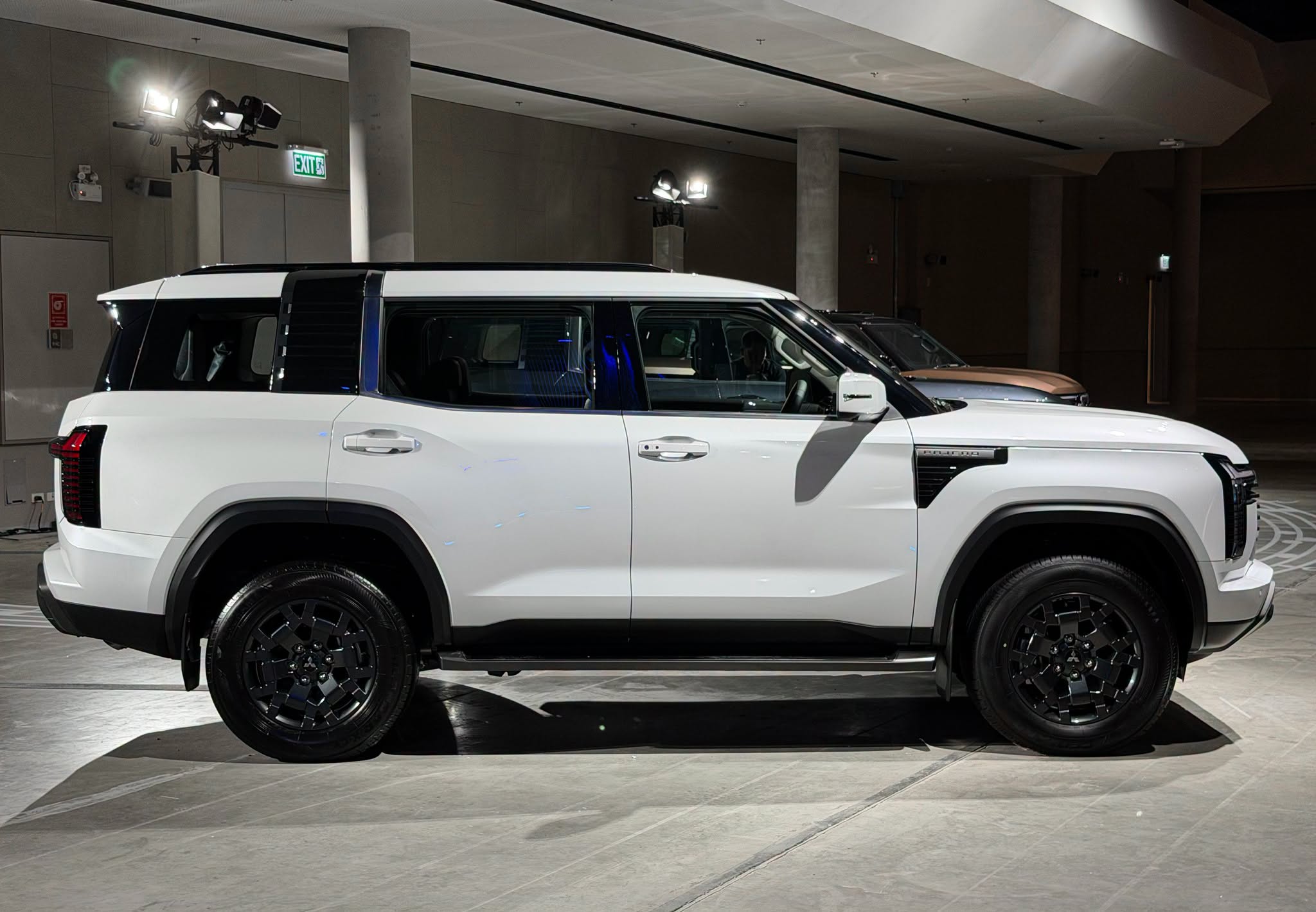 Mitsubishi Pajero -a6.jpg