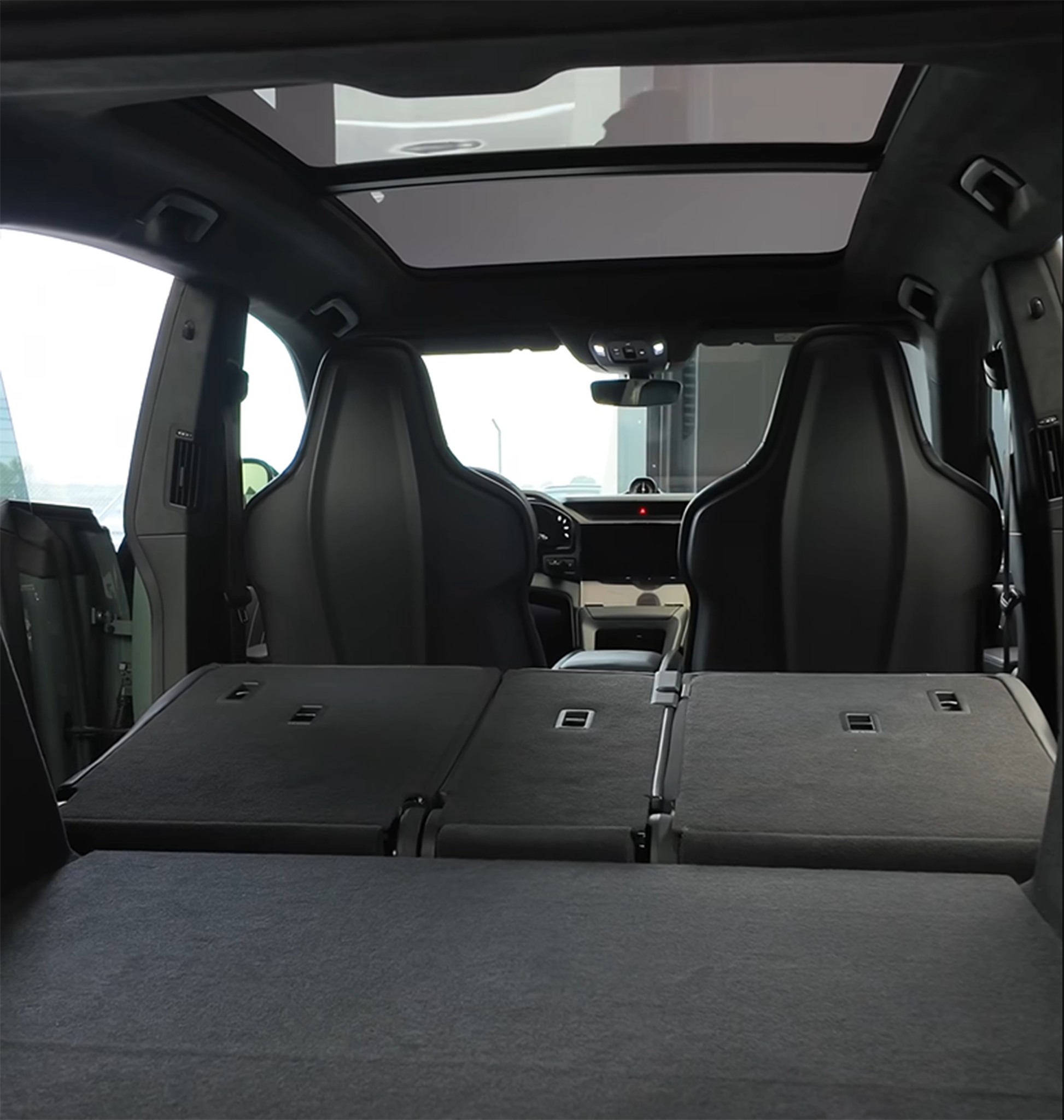 Porsche Cayenne Electric EV 5.jpg