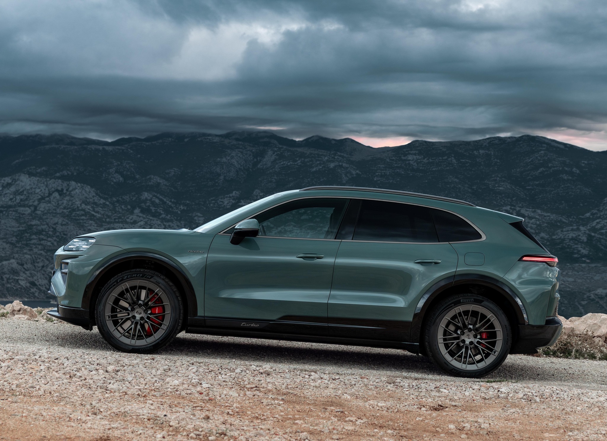 Porsche Cayenne EV 10.jpg