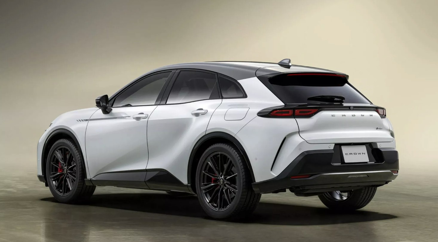 Toyota Crown Sport 3.JPG