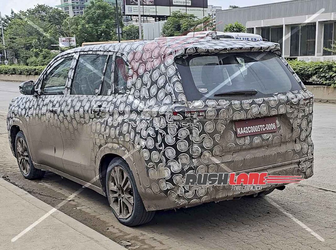 toyota-innova-hycross-facelift-hybrid-interiors-spied-7-1068x795 (1).jpg