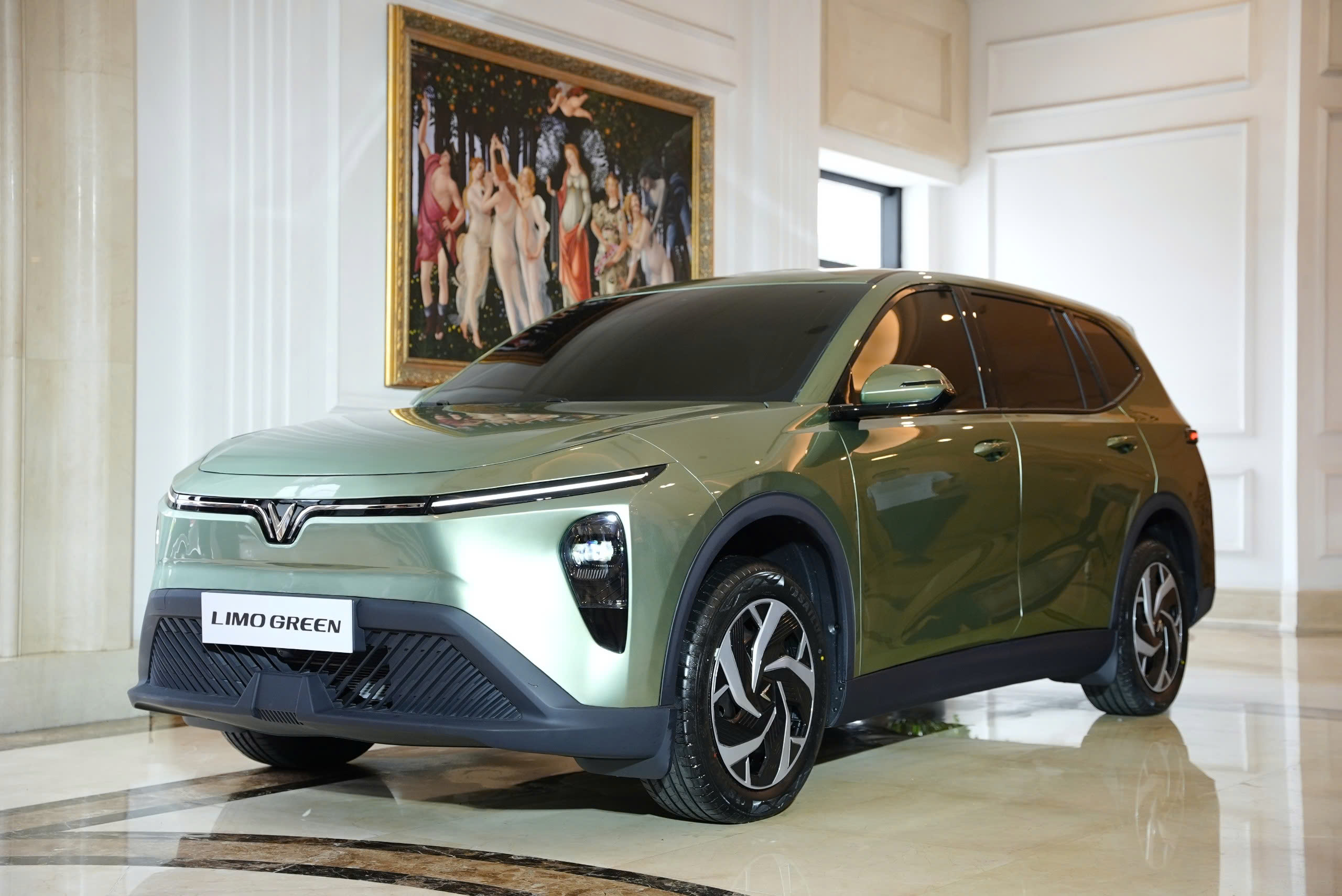 VinFast Limo Green (4).jpg