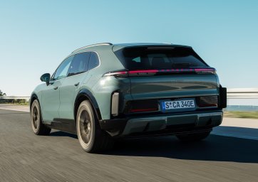 Porsche Cayenne EV 7.jpg