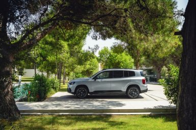 2026-Mercedes-Benz-GLB 5.jpg