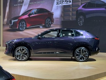 Mazda CX-6e 3.jpg