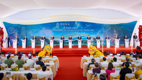A4. Thủ tướng Chính phủ Lê Minh Hưng và các đại biểu thực hiện nghi thức nh...jpg