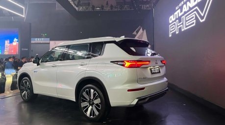 Mitsubishi Outlander PHEV 2.jpg