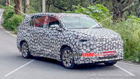2027-toyota-innova-hycross-facelift-spied-front-new-design-rear-3-1068x601.jpeg