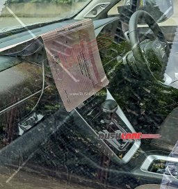 toyota-innova-hycross-facelift-hybrid-interiors-spied-10-1068x1134.jpg
